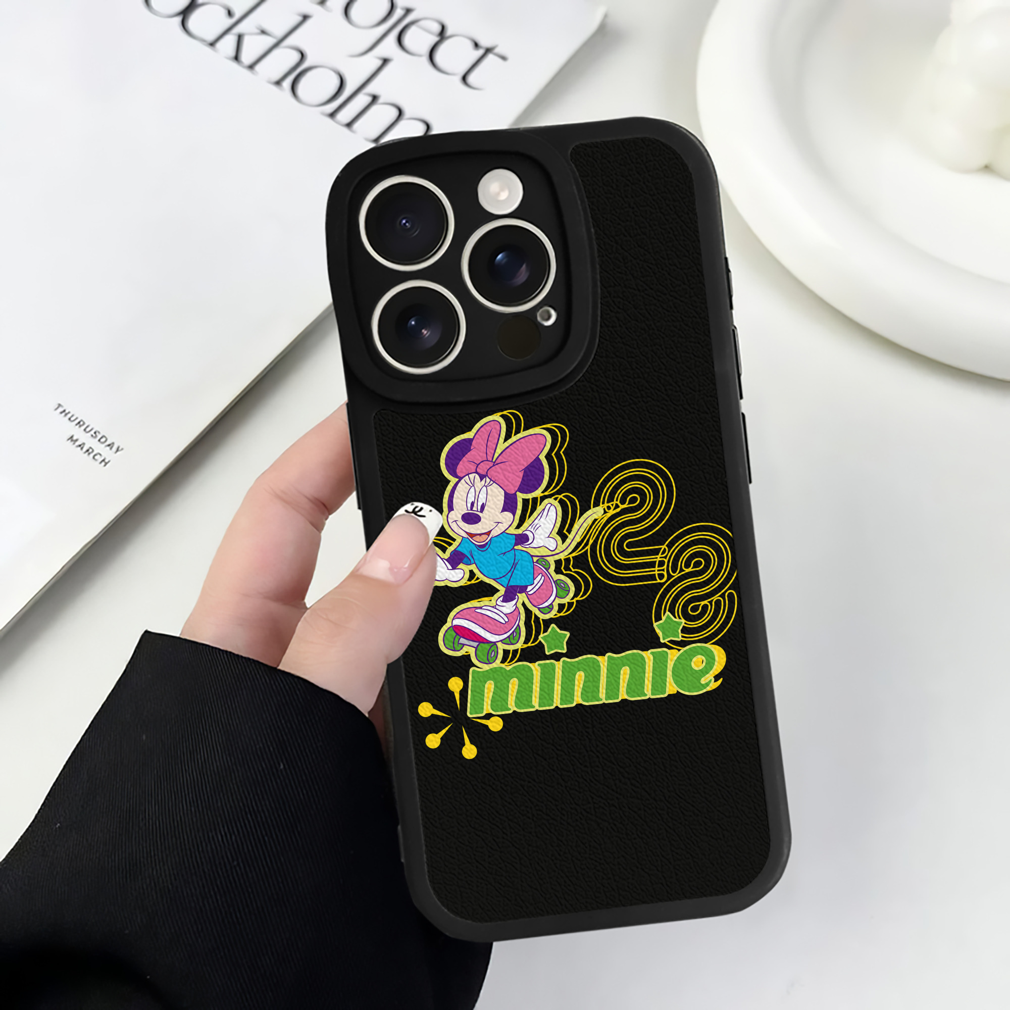 （画像用） ミッキーマウス Mickey Mouse 【iPhone 16シリーズ対応】シリコンスマホケース（レザー調） 材質：シリコン